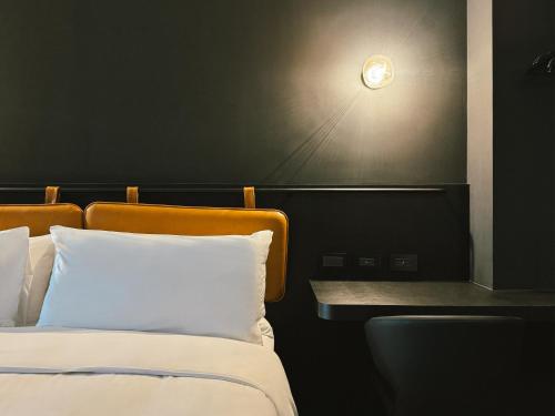 Deluxe Double Room image 10