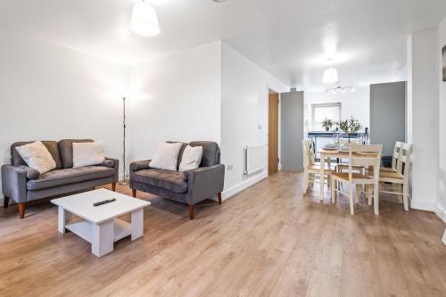 Comfy Home-Windrush Grove Room Type - Three-Bedroom House