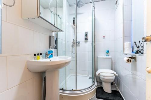 White House Apartment, near Broadway Plaza, 2 bedroom sleeps 5, Free wifi, Netflix, Бирмингем (фото 3)