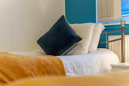 White House Apartment, near Broadway Plaza, 2 bedroom sleeps 5, Free wifi, Netflix, Бирмингем (фото 10)
