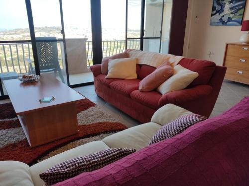 Lovely 3-bedroom apartment with stunning views – khách sạn tại Sannat