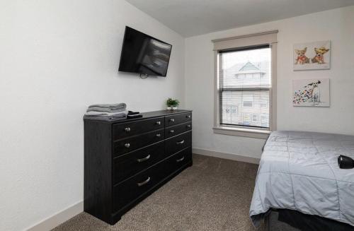 Fun Backyard Close to Downtown Pet Friendly 4BDRM