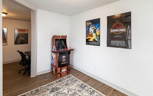 Fun Backyard Close to Downtown Pet Friendly 4BDRM