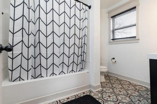 Fun Backyard Close to Downtown Pet Friendly 4BDRM