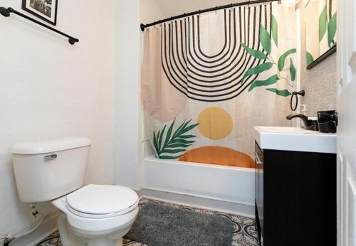 Fun Backyard Close to Downtown Pet Friendly 4BDRM