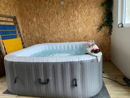 熱水浴缸, Gîte aux ânes avec Spa (Gite aux anes avec Spa) in 布爾