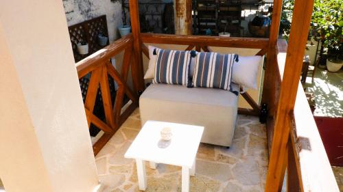 Balkons/terase, To Portoni Guesthouse in Mikros Gialos