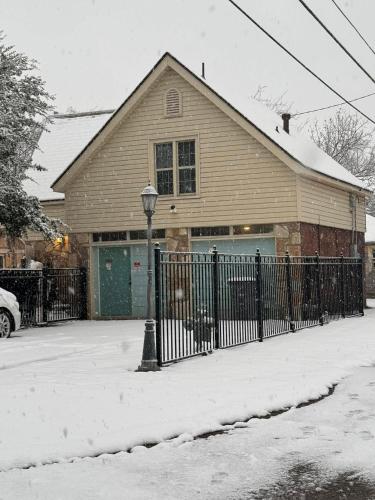 Diamond Apartment with GYM - 2 miles to Fort Sill & just blocks to downtown!