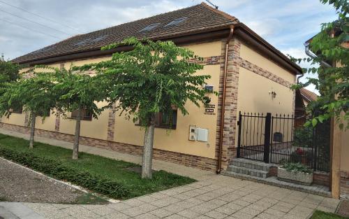 Gellény Lux Apartman - image 2