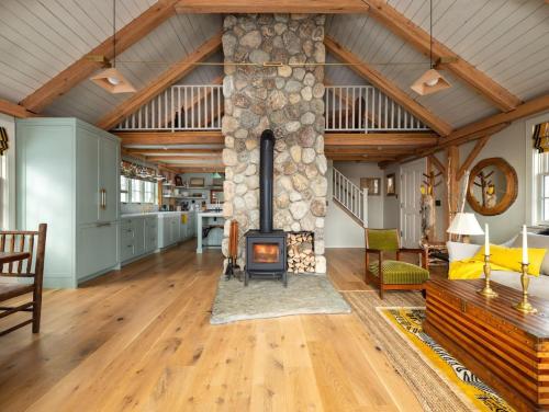 Post & Beam - Stunningly Designed Luxury Home with Pool & Hot Tub, Pine Plains (photo 9)
