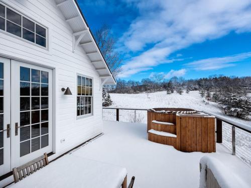 Post & Beam - Stunningly Designed Luxury Home with Pool & Hot Tub in Pine Plains