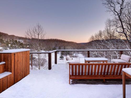 Post & Beam - Stunningly Designed Luxury Home with Pool & Hot Tub in Pine Plains