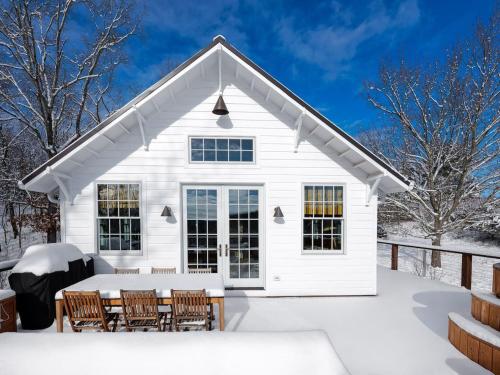 Post & Beam - Stunningly Designed Luxury Home with Pool & Hot Tub in Pine Plains