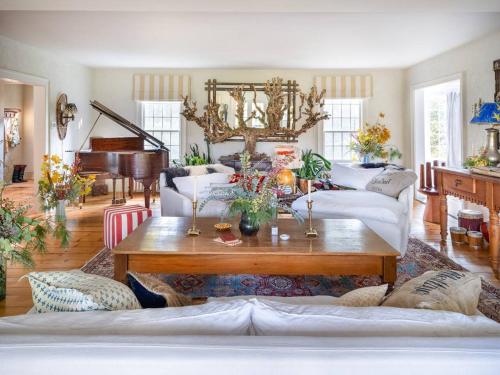 Willow Vale - Stunningly Designed Historical Icon with Hot Tub in Pine Plains