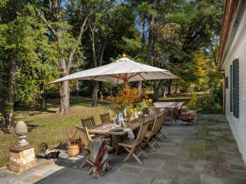 Willow Vale - Stunningly Designed Historical Icon with Hot Tub in Pine Plains