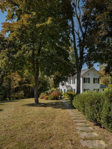 Willow Vale - Stunningly Designed Historical Icon with Hot Tub in Pine Plains