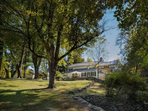Willow Vale - Stunningly Designed Historical Icon with Hot Tub in Pine Plains