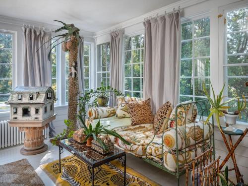 Willow Vale - Stunningly Designed Historical Icon with Hot Tub in Pine Plains