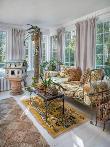 Willow Vale - Stunningly Designed Historical Icon with Hot Tub in Pine Plains