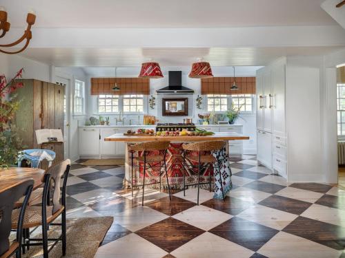 Willow Vale - Stunningly Designed Historical Icon with Hot Tub in Pine Plains