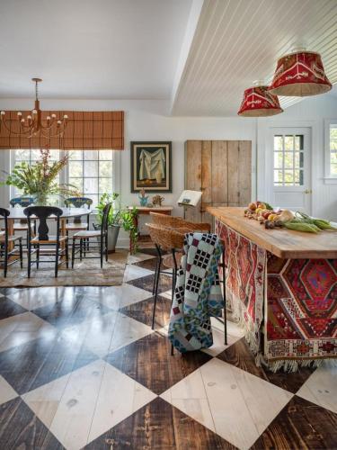 Willow Vale - Stunningly Designed Historical Icon with Hot Tub in Pine Plains