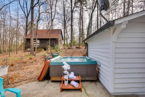 3 Mi to Marietta Square Hot Tub Haven with 2 Patios