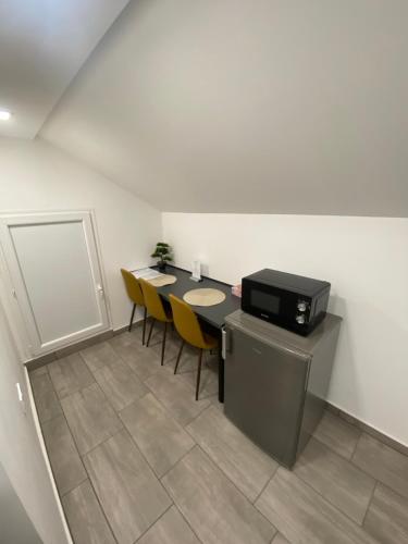 Deluxe One-Bedroom Apartment