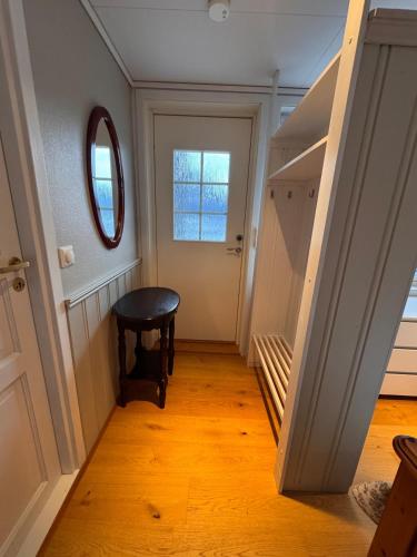 2 roms kjellerleilighet med separat soverom in Gaupne