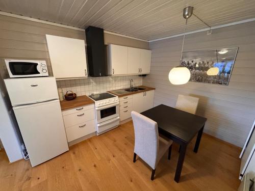 2 roms kjellerleilighet med separat soverom in Gaupne