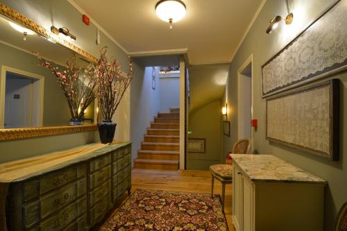 Hotel Antique - image 7