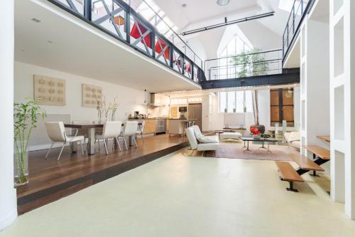 Luxury Two-Story Designer Loft in Paris Epicenter - Bright and Spacious, Paříž