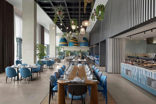 Restaurant, Courtyard by Marriott Dakar Diamniadio in Dakar