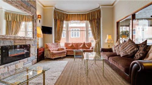 Adelaide House Hotel - Opposite Winter Gardens, Town Centre – Blackpool