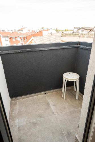 Studio Apartment with Balcony image 10