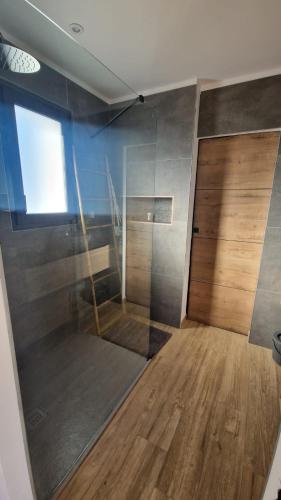 Duša, Halte Provence - 2 chambres - Piscine - Salle de bain privée - Parking gratuit (Halte Provence - 2 chambres - Piscine - Salle de bain privee - Parking gratuit) in Gignac-la-Nerthe