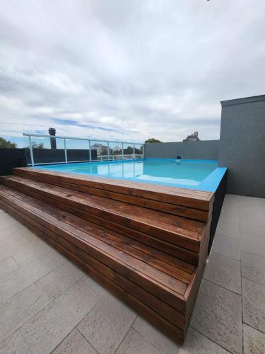 Depto céntrico en Pinamar con parrilla y piscina en la terraza - image 3