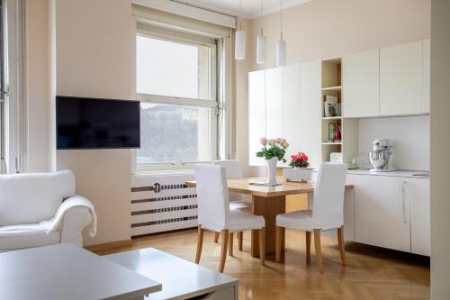 Skyscraper Amazing Castle & City View Apartment