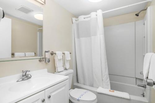 Queen Bed Room with Kitchenette image 4