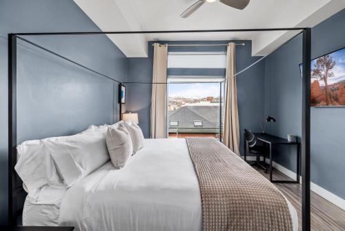 Luxury Apt - Penthouse - King Bed Gym Pkg Pool NEW