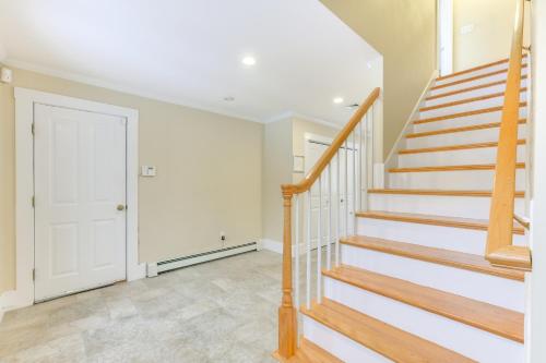 16 Mi to Boston: Home w/ Deck in Weymouth in Weymouth (MA)
