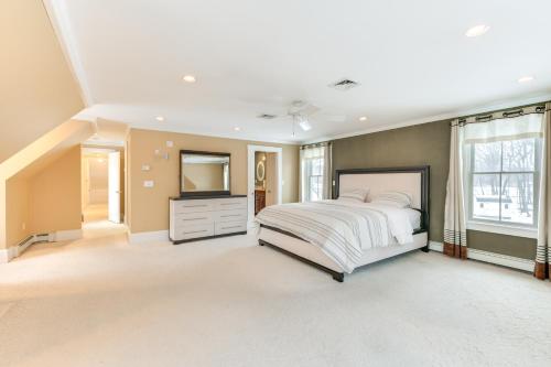 16 Mi to Boston: Home w/ Deck in Weymouth in Weymouth (MA)