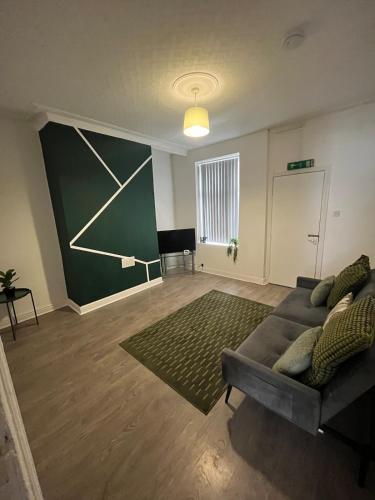 5 BEDROOM House Bills Inc