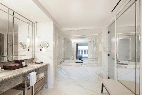 One-Bedroom Catherine Suite with Two Double Beds and City View image 5
