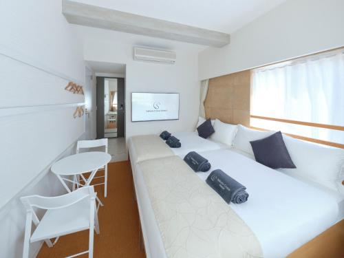 Family Room image 9