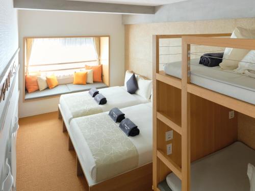 Deluxe Family Room - High Floor image 10