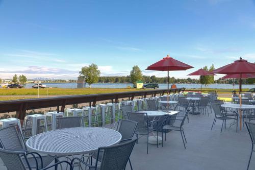 Coast Inn at Lake Hood - image 4