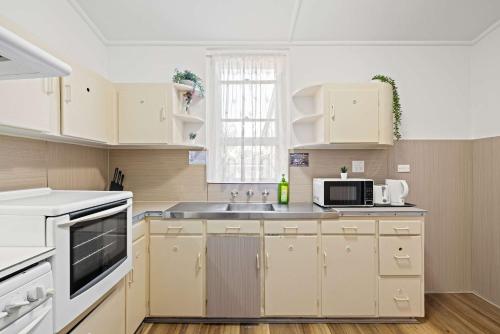 Serene Double Room - Cozy hideaway in South Hurstville - Shared Bathroom - Clemton Park