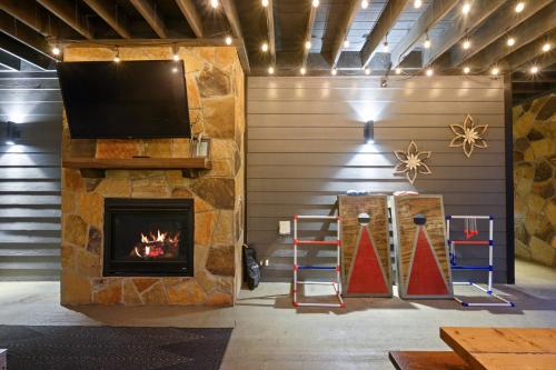 Smokin Buck Cozy Woodland With Spa & Firepit Smokin Buck Cozy Woodland With Spa & Firepit