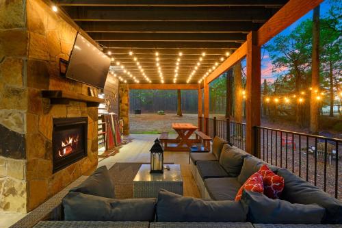 Smokin Buck Cozy Woodland With Spa & Firepit Smokin Buck Cozy Woodland With Spa & Firepit