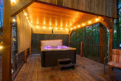 Smokin Buck Cozy Woodland With Spa & Firepit Smokin Buck Cozy Woodland With Spa & Firepit